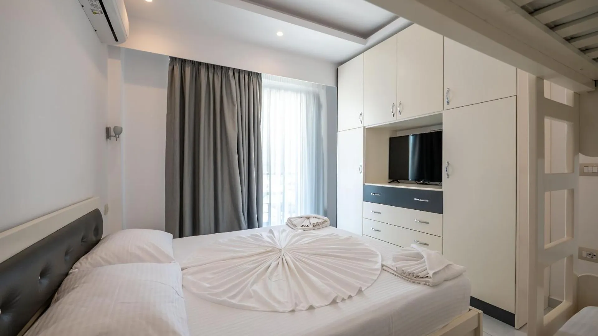 Apartments Mario Ksamil 0*,